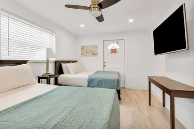 Image de Cozy two bedroom, feet from the beach
