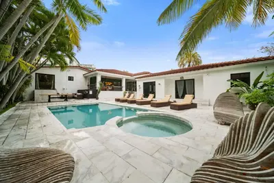 Image de Summer Sale! 8br Miami Shores Mansion w/Private Pool, Jacuzzi, Cinema &More!