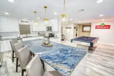 Image de The Lily Pad- Pool Table Home
