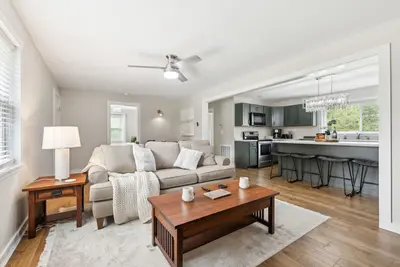 Image de Tranquil Cozy 3br Home with Deck & Bbq by RedAwning