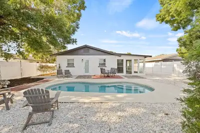 Image de Sunny Palmetto Oasis: 4br Home with Private Pool by RedAwning