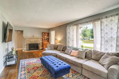 Image de 1 Mi to Notre Dame Stadium: Quiet Home w/ Fire Pit