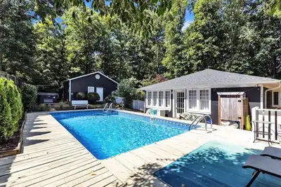 Image de Robin's Rest (3-Bedroom Home) with Pool by RedAwning