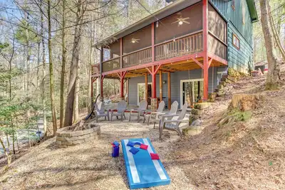 Image de Secluded Cherry Log Cabin w/ Hot Tub + Swings!