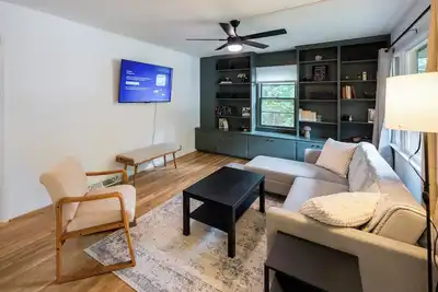 Image de 4br Home with Backyard, Laundry, Parking: Long Stays Near Hospital & Downtown