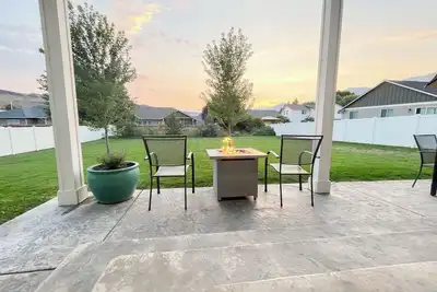 Image de Huge Fenced Yard Near Town and The Mountains