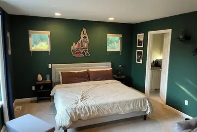 Image de W. Seattle Family Home - Primary w/ Ensuite, Fenced side yard, room to entertain