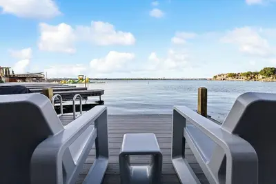 Image de Lakefront 3b modern home/boat slip/SUPs/Sauna/Steam Shower/Outdoor shower