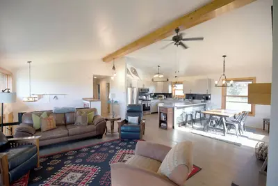 Image de 4-bedroom get away with large kitchen, patio and backyard