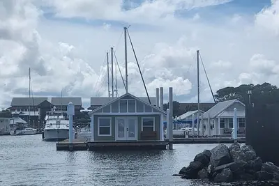 Image de The View! Hidden Gem! Pristine! Quiet Retreat! Charming! Go fish! Dock a boat!