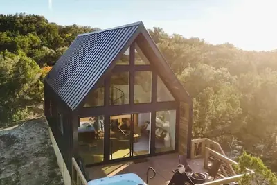 Image de Luxury Treehouse 10mins to Lake, River &Wimberley!