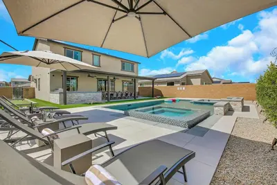 Image de Large 7 Bdr + 9 beds, Huge GameRoom, Putting Green, Bocce, Pool & Spa, designer