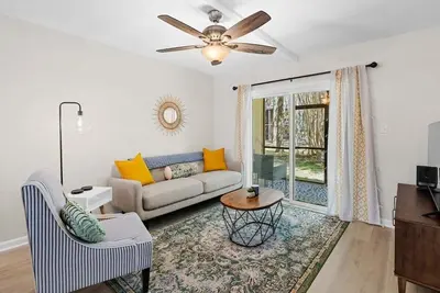Image de Newly Renovated 2bd/2ba Condo *Pool* 30+ Day Stays