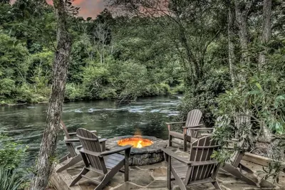 Image de Rushing River Retreat - Waterfront on Toccoa | Hot Tub | Game Room | Modern Luxury