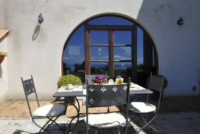 Image de Spacious 140 sqm apartment in Lisciano Niccone with stunning views of Lake Trasimeno. Ideal for 8 people, it offers 4 parking spaces and ample outdoor space. Enjoy the tranquility and beauty of the surrounding landscape with the convenience of a well-equ