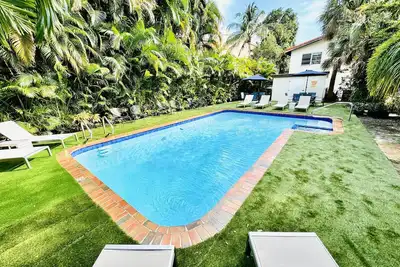 Image de Airy 2 Bedroom 2 Bath Apt w/ Pool Access