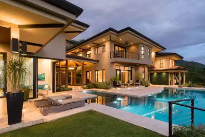 Exclusive Villa: Gym, Infinity Pool & Housekeeping – Casa Symbiotica