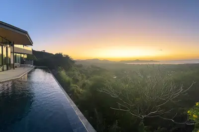 Image de Luxury 5br Oasis with Panoramic Ocean Views & Pool - Casa Vista Contenta Mainhouse