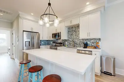 Image de Oceanview home with close proximity to the beach, Ac, W/D, & deck