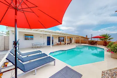 Image de Desert retreat w/mountain view & poolside house w/ spa & fireplace