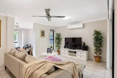 Image de Peaceful Family Entertained house at Parkinson