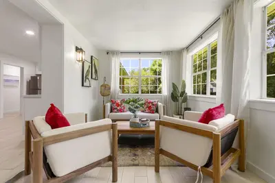 Image de Renovated Mod Duplex w/Sun Porch near Airport