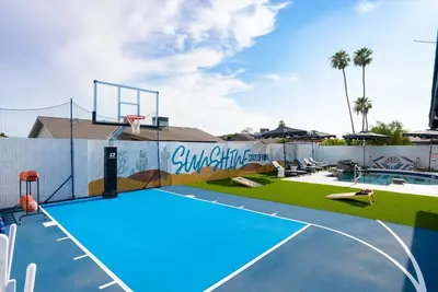 Image de Sportscourt Hot Tub & Pool Game Room Cornhole Bbq