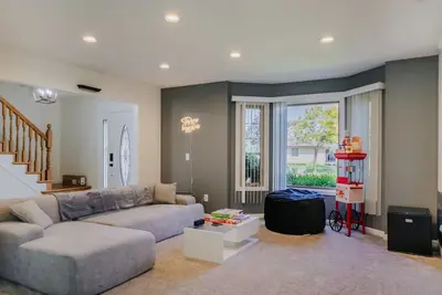 Image de 🎗️Lux Retreat- Hot Tub - Movie Nights- King Bed