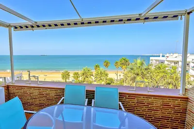 Image de 3-Bedroom 3-Bathroom Terraced Beachfront House