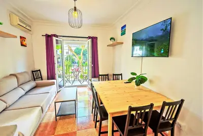 On the Beatiful Square & Park, Premium Location with Bars and Restaurants nearby