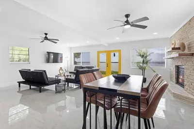 Image de 3br Home Base • Disney Fun • Fireplace Comfort
