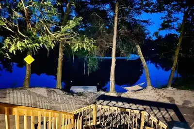 Image de Secluded Riverside Oasis: Stunning Views, Private Dock, Beach Access & Adventure
