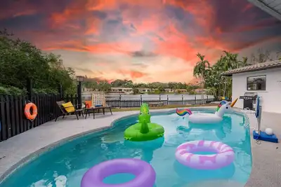 Image de Lakefront Retreat Perfect for Family Fun With Heated Pool, King Bedroom, Lake Vi
