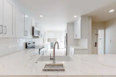 Image de Very Large and Completely Updated Villa on the 11 Mile Lagoon System!