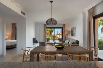 Image de Bright 3-Bedroom with Sunset Views