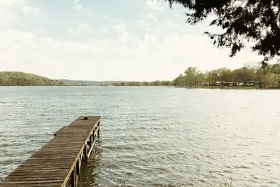 Image de Luxe Pickwick Cabin: Exclusive Waterfront, 3+ Private Acres & Custom Interiors