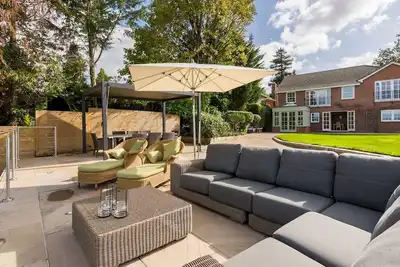 Image de Luxurious Riverside 4Bed Family Home, Tiddington | Pass The Keys