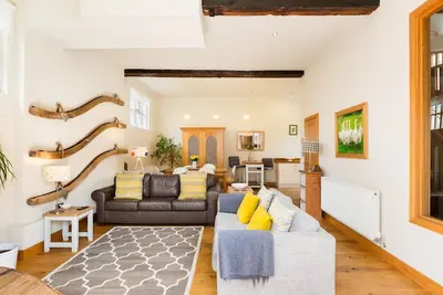Image de Pass the Keys | Charming 3 Bed in Historic Shottery