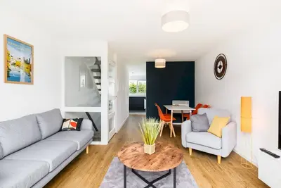 Central & Comfortable 2Bedroom Property, Warwick|Pass the Keys