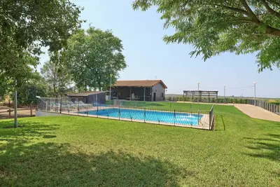 Image de Maison de campagne 'La Cabaña Piscina Y Jardín' avec piscine privée et climatisation