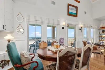 Image de Beachfront | Sleeps 12 | Large Deck