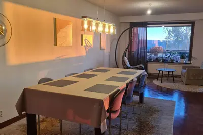 Image de 3-bedroom lake view apartment, forest next to the back yard. Close to center.