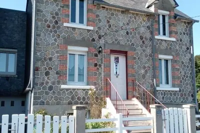 Image de Maison rénovée avec terrasse, jardin et garage en plein centre village