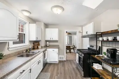 Image de Modern Oasis with Office & Yoga Room