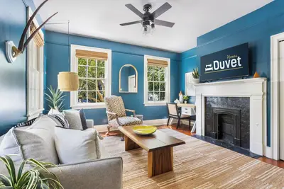 Image de The Sutton | Steps from King St | Historic Charm