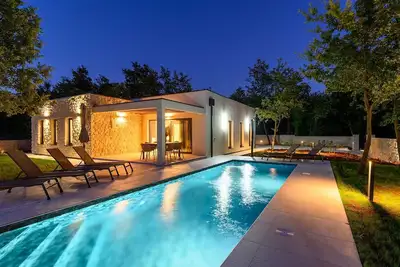 Image de Villa Emilia - Villa neuve de 3 chambres avec piscine