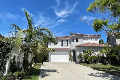 Image de Impressive SoCal Home with Coastal Aesthetic.