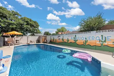 Image de Luxury Amenity Paradise! Sleeps 18 - Pool, Hot Tub, Game Room, Golf, Fire Pit! \n