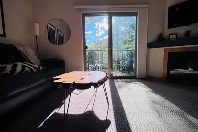 Image de Spacious 800 sqf 2-bedroom condo 1. 5 miles away from lift 1 at Taos Ski Valley!