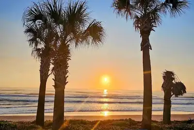 Image de Charming Pet Friendly Beach House! Quiet neighborhood, Steps away from the beach